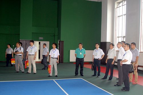 参观学校体育馆