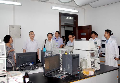 参观药学院实验室