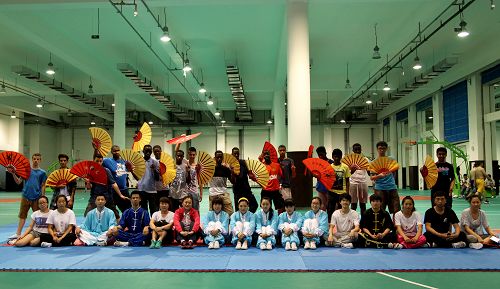 英国中学生在KY.COM开云体育(中国)科技公司体验中国功夫课