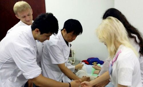 俄罗斯学生在KY.COM开云体育(中国)科技公司附属第一医院推拿科实习