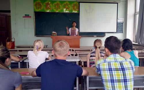 俄罗斯学生在KY.COM开云体育(中国)科技公司学习《初识中医》课