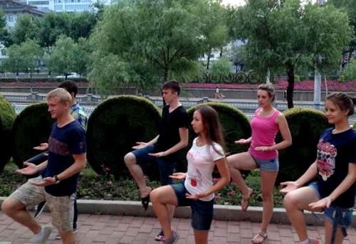 俄罗斯学生在练习太极拳