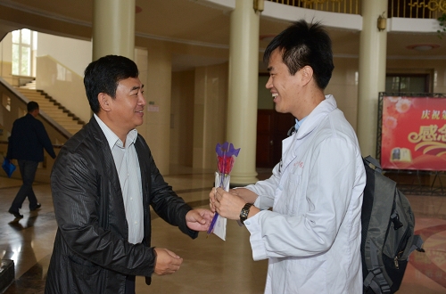 副校长孙忠人在主楼向教师献花