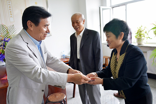 校党委书记袁纲慰问省模范教师、基础医学院生物学与寄生虫学教研室主任吴勃岩教授
