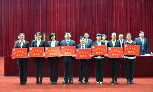 校领导为获得2013年研究生国家奖学金的学生代表颁发获奖证书