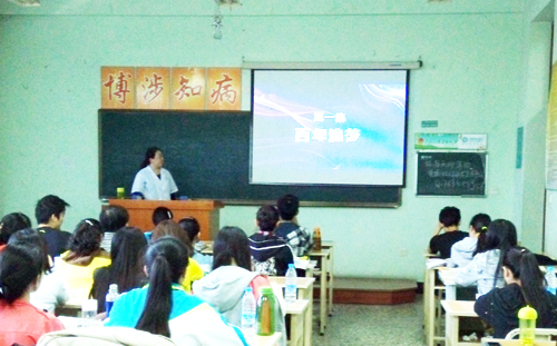 同学们观看《百年潮•中国梦》