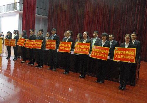 “优秀学生奖学金”获得者代表上台领奖