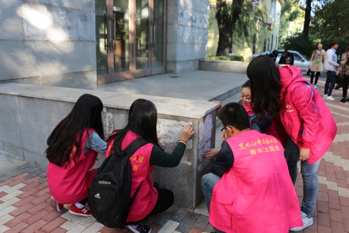 志愿者们清理建筑物上的小广告