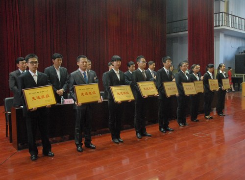 “先进班级”代表上台领奖