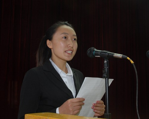药学院2012级制药工程专业邢爽同学代表全体在校生发言
