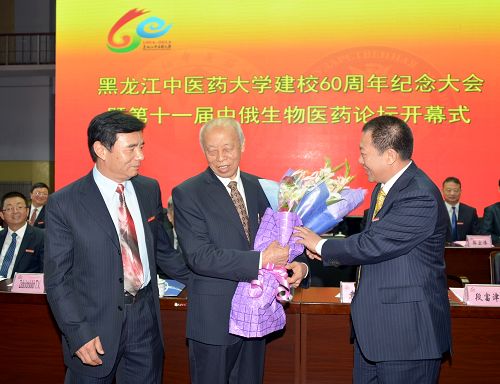 国务院学科评议组成员、国家级教学名师、博士生导师李冀教授代表段富津教授弟子敬献鲜花