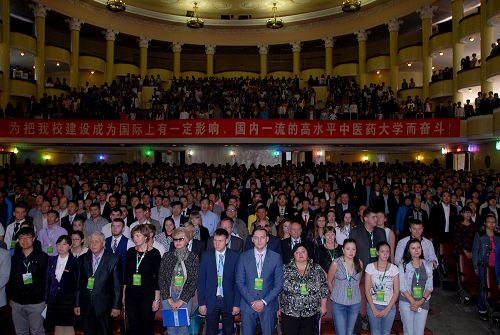 上午十时,大会在庄严的国歌声中开幕