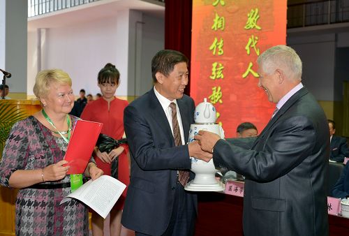 俄罗斯阿穆尔国立医学院向KY.COM开云体育(中国)科技公司赠送礼物
