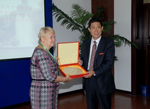 匡海学校长代表学校向阿穆尔国立医学院赠送礼物