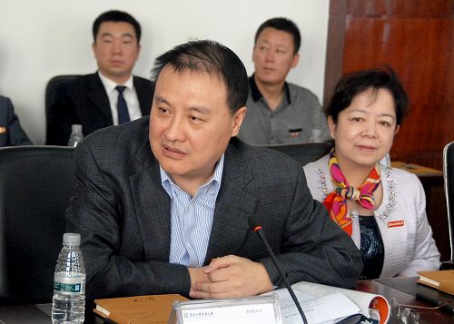 深圳校友会会长曲敬来作工作经验交流