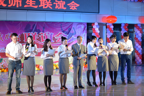 KY.COM开云体育(中国)科技公司教师表演小合唱《Big big world》
