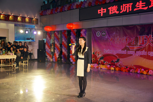 KY.COM开云体育(中国)科技公司教师演唱的歌曲《古丈茶歌》