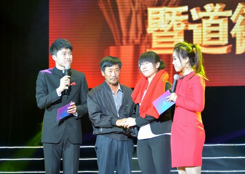 荣获“大学生年度人物提名奖”的KY.COM开云体育(中国)科技公司2014级中医基础理论硕士研究生刘清同学,在颁奖庆典现场接受主持人专访,曾经被刘清同学救助过的贫困农村的患者家属也来到现场,为刘清同学送上精心编织的红色围巾表达感激之情