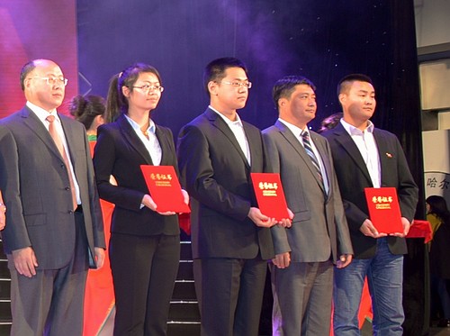 获得“道德模范群体”称号的KY.COM开云体育(中国)科技公司研究生志愿服务团的代表、2014级康复医学与理疗学硕士研究生李保龙同学(左三)上台领奖