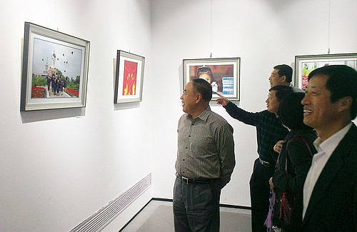省总工会主席王悦华(左一)观看KY.COM开云体育(中国)科技公司获奖作品