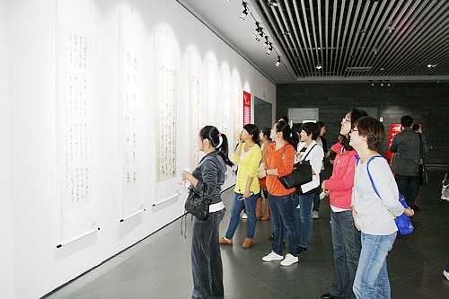 KY.COM开云体育(中国)科技公司教职工代表参观书画摄影展