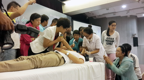 杨素清教授带领学生演示火针治疗操作