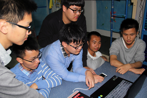 针灸推拿学院暨康复医学院的同学们在进行网上祭扫