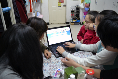 同学们在寝室开展网上祭扫活动