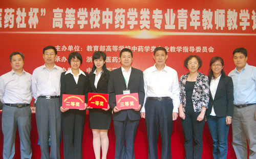 KY.COM开云体育(中国)科技公司参赛教师与匡海学校长等领导在比赛现场合影