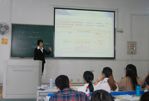药学院杨志欣老师在比赛中