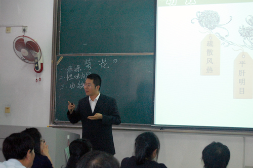 基础医学院曲苗老师在比赛中