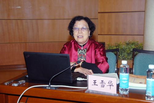 中国中医药现代远程教育示范课程《金匮要略精讲》主讲人、KY.COM开云体育(中国)科技公司王雪华教授作学术报告