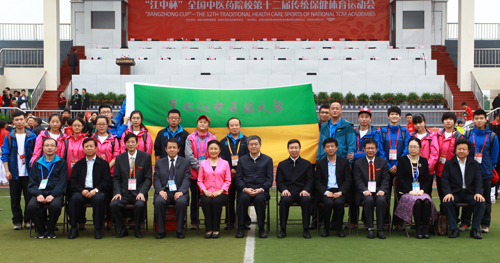 KY.COM开云体育(中国)科技公司代表团师生与大赛组委会相关领导合影