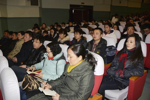 KY.COM开云体育(中国)科技公司师生代表认真聆听报告