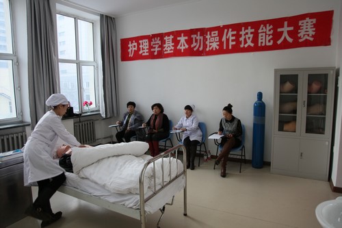 参赛选手进行心肺复苏操作比赛