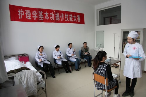 参赛选手进行拔火罐操作比赛