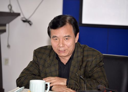 校党委书记袁纲主持会议并作中心发言