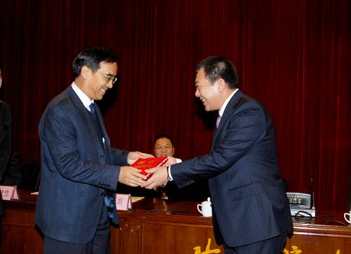 中华中医药学会副会长兼秘书长曹正逵(左)为当选为新一届方剂学分会主任委员的李冀教授颁发聘书