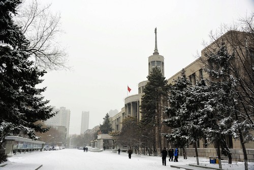 端庄典雅的雪中主楼