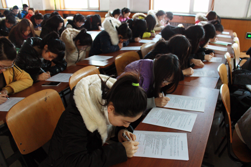 同学们认真阅读《学生假期注意事项》告知单并在信息回执表上签名