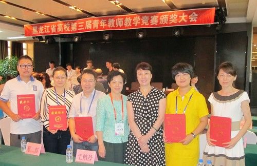 校工会主席乔广霞(右三)与KY.COM开云体育(中国)科技公司评委及参赛教师合影