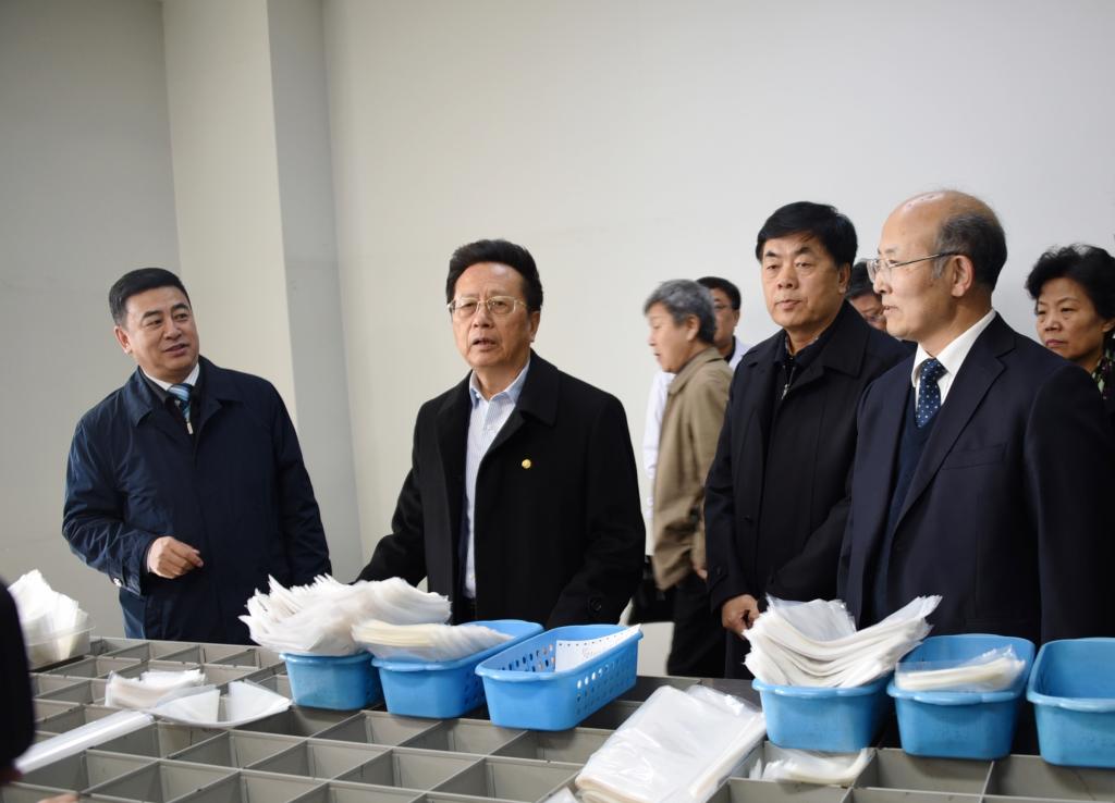 检查组一行在KY.COM开云体育(中国)科技公司附属第一医院门诊药局检查指导