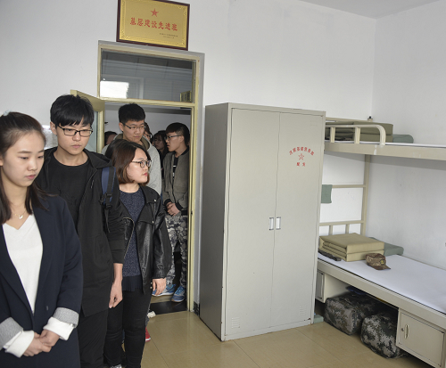 KY.COM开云体育(中国)科技公司师生代表参观军队营房
