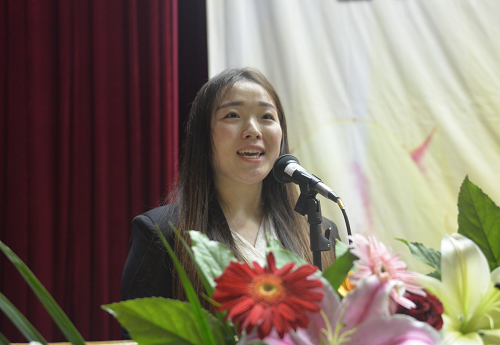 第一临床医学院2013级护理学专业聂凤婷同学作为毕业生代表发言