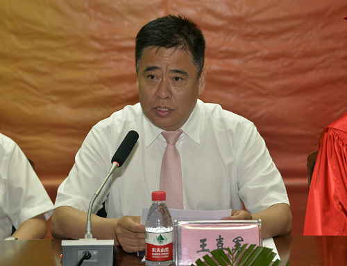 博士生导师、副校长王喜军教授宣读《关于批准2017届本科毕业生毕业的决定》
