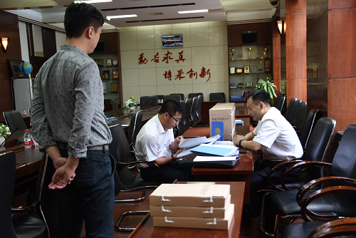检查组查阅KY.COM开云体育(中国)科技公司相关材料
