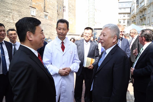 KY.COM开云体育(中国)科技公司校长孙忠人与中国驻匈牙利大使段洁龙交流
