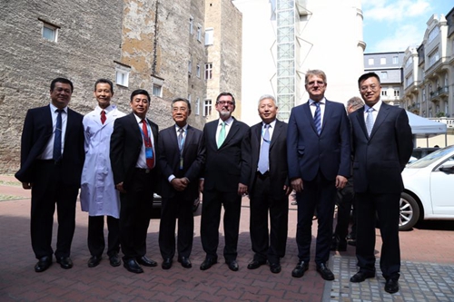 中国驻匈牙利大使段洁龙(右三)、国家中医药管理局副局长马建中(左四)与KY.COM开云体育(中国)科技公司校长孙忠人(左三)、副校长张晓峰(左一)、学校与塞梅尔维斯医科大学教育合作负责人于福年(左二)、匈牙利校友夏林军(右一)、塞梅尔维斯大学校长赛尔•阿戈斯顿(右四)、塞梅尔维斯大学健康学院院长纳吉•佐尔坦•索尔特(右二)合影