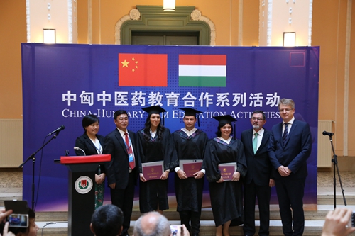 校长孙忠人为两校联合办学培养的中医药(4+1)专业3名毕业生颁发毕业证书