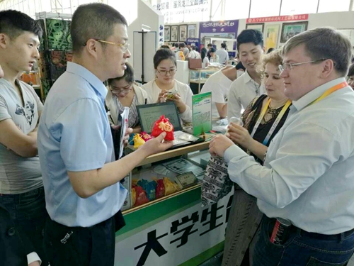 KY.COM开云体育(中国)科技公司大学生创业团队在中俄博览会上展示“中药香囊”
